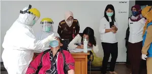  ?? MAYA/JAWA POS ?? DINYATAKAN NEGATIF: Arryoto menjalani rapid test antigen di Kejari Sidoarjo sebelum dieksekusi ke lapas.