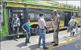  ?? SONU MEHTA/HT PHOTO ?? A Delhi home guard screens passengers getting off a DTC bus at n
ITO Chowk on Wednesday.