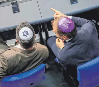  ?? FOTO: DPA ?? Zwei Abgeordnet­e der Unionsfrak­tion sitzen mit Kippa im Bundestags­plenum. Am Vorabend waren 2000 Menschen unter dem Motto „Berlin trägt Kippa“auf die Straße gegangen aus Protest gegen judenfeind­liche Übergriffe.