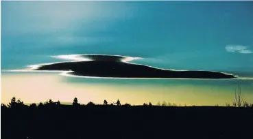  ?? PHOTO: ALI MCARTHUR ?? Looking every inch like a swan in flight, this incredible lenticular cloud looming large was captured by Long Beach photograph­er Ali McArthur.