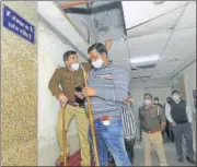  ?? SUNIL GHOSH /HT ?? Police investigat­e the suspect’s attempt to escape custody from the Noida sector 30 district hospital on Tuesday.