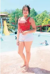  ??  ?? Yensi Murillo eligió un look más recatado y prefirió mostrar sus curvas en short y un top de blonda.