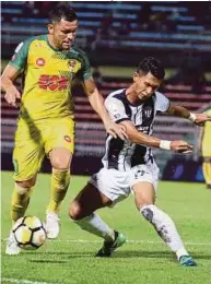  ?? [ FOTO AMRAN HAMID / BH] ?? Pemain Kedah, Sandro Da Silva (kiri) mengawal bola daripada direbut pemain Terengganu FC, pada aksi Liga Super di Stadium Darul Aman.