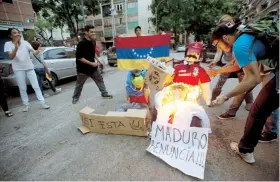  ??  ?? Las oposición en Venezuela convocó para hoy a otra jornada de marchas en contra del presidente y el Tribunal Supremo.