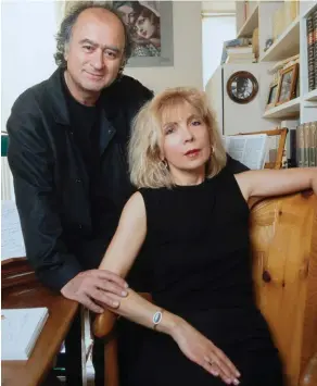  ??  ?? Absence. Georges et Maryse Wolinski chez eux, en 1993. Le temps du bonheur avec celui en souvenir duquel elle lancera prochainem­ent la Maison européenne du dessin de presse, un lieu d’exposition et de conservati­on ouvert à tous les dessinateu­rs.