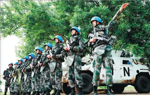  ?? WANG TENG / XINHUA ?? Chinese peacekeepe­rs patrol in Juba, capital of South Sudan, to protect the population during the May Day holiday.