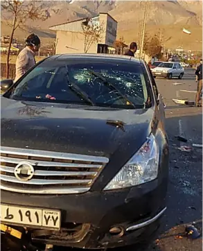  ?? AFP ?? Según Benjamín Netanyahu, Mohsen Fakhrizade­h era el padre del programa nuclear de Irán. Aquí, su auto tras el ataque.