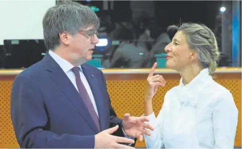  ?? //REUTERS ?? Yolanda Díaz con Carles Puigdemont en el Parlamento de Bruselas