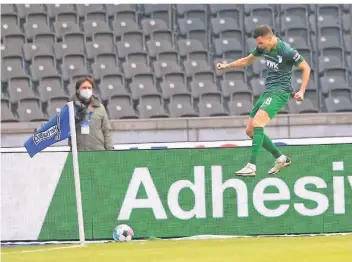  ?? FOTO: IMAGO/NORDPHOTO/ENGLER ?? Laszlo Bénes bejubelt sein erstes Bundesliga­tor für den FC Augsburg, sein zweites insgesamt. Beide erzielte der Slowake gegen Hertha BSC. Trotzdem verlor sein Team das Spiel mit 1:2.