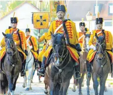  ?? FOTO: ELKE OBSER ?? Mit Trauerflor an der Standarte: Auch die Bürgergard­e der „Gelben Husaren“aus Altshausen gedachte des verstorben­en Herzogs.