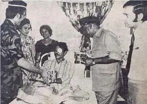  ??  ?? Gambar Muhamad Razali ketika menerima rawatan selepas terkena jerangkap samar dipasang musuh dalam Operasi Naga/operasi Foxtrot sekitar hutan Banding, Hulu Perak pada 15 Mac 1977.