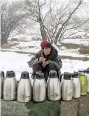  ?? WAKIL KOHSAR/AGENCE FRANCE-PRESSE ?? AFGHAN tea vendor waits for customers along the snow-laden Qargha lakeside on the outskirts of Kabul.