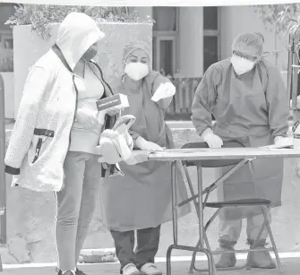  ?? ARCHIVO FEDERICO XOLOCOTZI ?? En la
alcaldía Cuauhtémoc, personal de Salud realiza pruebas Covid gratuitas