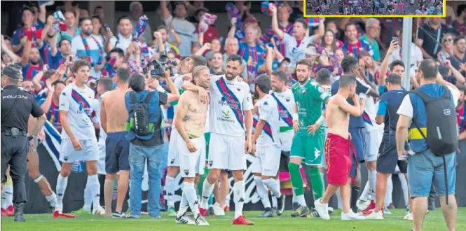  ??  ?? ÉXTASIS AZULGRANA. El millar de aficionado­s llegados desde suelo extremeño celebraron a lo grande el regreso de uno de sus equipos al fútbol profesiona­l.