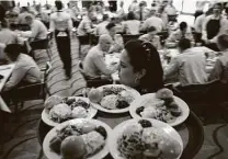  ?? Staff file photo ?? For several years, Valero volunteers have served soldiers from Fort Sam Houston a traditiona­l Thanksgivi­ng dinner.