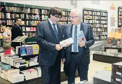  ?? MARTA PEREZ / EFE ?? El president Puigdemont va acudir a la presentaci­ó del llibre de Mascarell després de destituir Baiget