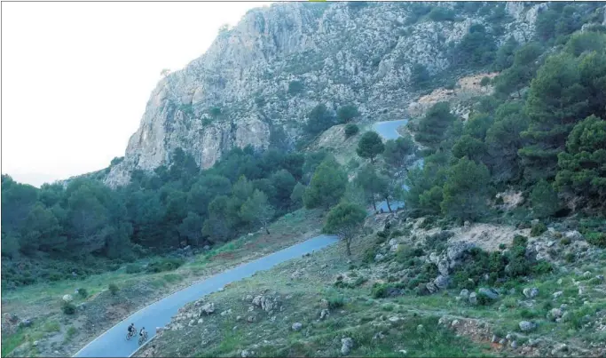  ??  ?? PAISAJE ANDALUZ. La subida a La Alfaguara arranca en la misma ciudad de Granada, atraviesa el pueblo de Alfacar y se introduce en el bello paraje de la Sierra de Huétor.