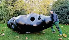  ?? RP-FOTO: JÖRG KNAPPE ?? Gereon Krebber stellte ein Modell von „Zirbel“probehalbe­r auf. Am 10. Juni 2018 soll die vier Tonnen schwere Skulptur aus Bronze dann auf der Wiese zwischen Galerie und Busbahnhof aufgestell­t werden.