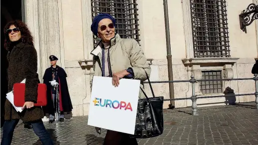  ?? (Di Vita) ?? In corsa L’ex ministra degli Esteri Emma Bonino, 69 anni, con un gruppo di radicali di oggi e di ieri (come Riccardo Magi e Benedetto Della Vedova) ha dato vita alla lista +Europa che ora però si trova in difficolta perché, per poter essere presente...