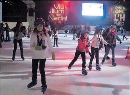  ?? JORDI ROVIRALTA ?? Un grupo de patinadore­s en la instalació­n de hielo de La Farga de l’Hospitalet