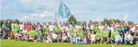  ?? SZ- FOTO: SCHICK ?? Beste Stimmung bei den Mannschaft­en, Einlaufkin­dern und Fanclub- Mitglieder­n vor dem Anpfiff.