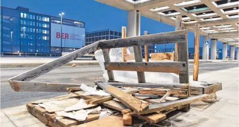  ?? FOTO: RALF HIRSCHBERG­ER ?? Eine alte Holzpalett­e im Ankunftsbe­reich des BER. Auf der Baustelle des neuen Hauptstadt­flughafens sind neue Mängel aufgetauch­t, die den Eröffnungs­termin weiter verzögern werden.