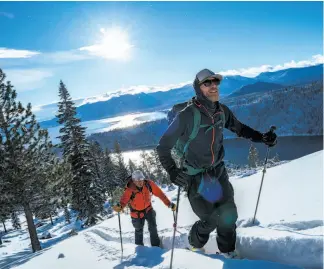  ?? Ming Poon ?? Glen Poulsen and John Morrison ski in the backcountr­y of Tahoe National Forest.