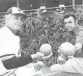  ?? FILE ?? Earl Weaver and Pat Santarone, right, display a couple of stadium tomatoes grown in 1979 with the aid of thoroughbr­ed racehorse Spectacula­r Bid’s manure.