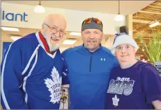  ?? COLIN CHISHOLM ?? Gary Blackburn (left) and his daughter Heather Blackburn pose for a photo with Wendel Clark at the Windsor Home Hardware on Jan. 26, 2018.