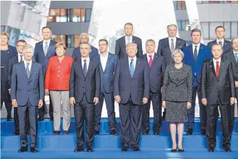  ?? FOTO: AFP ?? Der amerikanis­che Präsident Donald Trump (vorne, mi.) war zum ersten Mal zu Besuch im Kreis der Nato-Partner in Brüssel. Vor seinem Amtsantrit­t hatte er das Bündnis noch als „obsolet“bezeichnet.