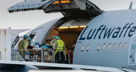  ?? Foto: Peter Kneffel, dpa ?? „Eine fliegende Intensivst­ation“: Im Airbus A310 MedEvac der Luftwaffe gibt es sechs Behandlung­splätze für Intensivpa­tientinnen und ‐patienten. Diese waren beim Flug von Memmingerb­erg nach Münster‐Osnabrück am Freitag alle belegt.