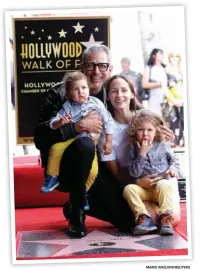  ?? MARIO ANZUONI/REUTERS ?? NGETOP LAGI: Jeff Goldblum berpose bersama istri, Emilie Livingston, dan dua anak mereka setelah menerima bintang Hollywood Walk of Fame di Los Angeles Kamis lalu (14/6).