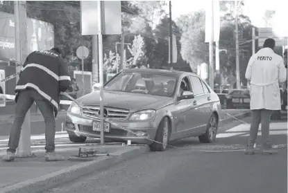  ?? JORGE SÁNCHEZ ?? El cuerpo de la víctima quedó dentro del vehículo que conducía.