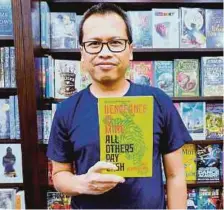  ??  ?? Eka Kurniawan bersama novel yang dihasilnya.