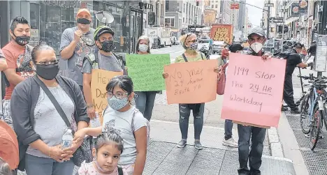  ?? /CORTESÍA ?? Los trabajador­es de asistencia en el hogar protestan desde hace semanas, en septiembre acudieron a la sede del sindicato.