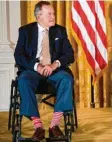 ?? Foto: B. Smialowski, afp ?? Der Senior liebte grellbunte Socken, sogar im Rollstuhl.