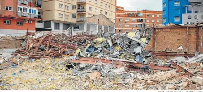  ?? REPORTAJE GRÁFICO: JESÚS JIMÉNEZ/ PHOTOGRAPH­ERSSPORTS ?? La mole de escombros que hay desde esta semana en el solar del antiguo concension­ario de Peugeot en Camino de Ronda, ya derruido antes de la construcci­ón de 80 viviendas.