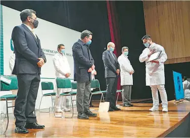  ?? /CORTESÍA IMSS ?? El director del IMSS encabezó la ceremonia de graduación de médicos residentes