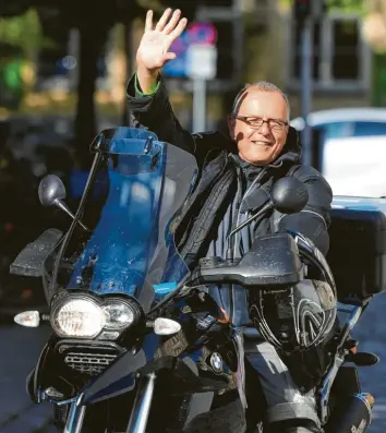  ?? Foto: Ulrich Wagner ?? Frank Witzel liebt es, Menschen aus verschiede­nen Bereichen zusammenzu­bringen. Und der evangelisc­he Pfarrer ist leidenscha­ftlicher Motorradfa­hrer. Nun verbindet er beides und lädt zu einer großen „Spirit Tour“ein.