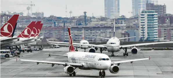  ?? Foto: Ozan Kose, afp ?? Noch landen die Flugzeuge auf dem Atatürk-Flughafen. Am Wochenende ziehen die Fluglinien auf den neuen Airport im Norden der Stadt um.