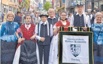  ?? FOTO: HORST HÖRGER ?? Der Jugendtrac­htenverein „Banater Rosmarein“Temeswar nahm am Umzug durch Ulm teil. In der Innenstadt tanzten mehrere Gruppen und wurden dann im Rathaus durch Oberbürger­meister Gunter Czisch empfangen.