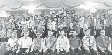  ??  ?? (Front, from fourth left) Meripa, Dr Usang and Sampai with the teachers and participan­ts of the UPSR clinic.