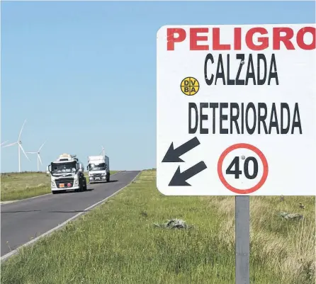  ??  ?? EL PRINCIPAL consejo de Vialidad Provincial es que la gente respete la cartelería que advierte del peligro en zonas concretas.