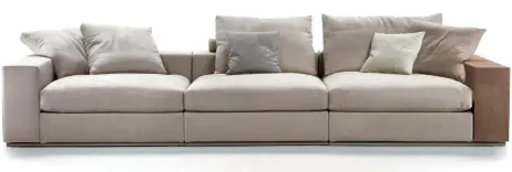  ??  ?? Conçu pour favoriser une assise plus détendue et informelle, “Groundpiec­e” a changé la manière de s’assoir sur un canapé et lui a ajouté de nouvelles fonctionna­lités.