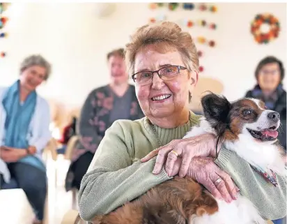  ?? RP-FOTO: STEPHAN KÖHLEn ?? Thearapieh­ündin Ronja besuchte die Johanniter Begegnungs­stätte. Marlene Terfort schloss den Vierbeiner sofort in ihr Herz.