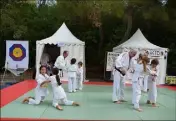  ??  ?? Les jeunes ont pu s’initier sur le tatami au judo ou à l’aïkido.