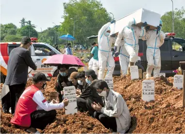  ?? AFP ?? la cifra de muertos va en aumento, gracias a la variante Delta
LA VARIANTE Delta vuelve a alarmar a varios países
ESTADOS UNIDOS. Alumnos y profesores vacunados estarán excentos del uso de cubrebocas al inició del ciclo escolar
AMÉRICA. reportó 1.1 millones de casos en la semana, una leve baja. Concentra la mitad de muertes en el mundo
ÁFRICA. La pandemia marcó un récord histórico de casos, que cerró la última semana con más de 251 mil casos positivos
UNIÓN EUROPEA. Registró en 2020 el máximo de muertes anual por la pandemia; hubo una reducción de la población