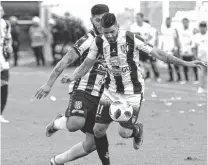  ??  ?? Cruce. Lucas Orozco va con todo ante Diego Jara.