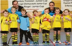  ?? Foto: Reinhold Rummel ?? Die jüngsten Nachwuchsf­ußballer der SG Obergriesb­ach/Griesbecke­rzell waren bei den Dasinger Futsal Hallenturn­iertagen siegreich und traten die Heimreise mit Win nie Puuh als neues Maskottche­n an.