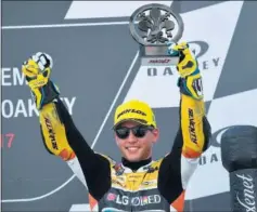  ??  ?? FELICIDAD. Juanfran Guevara celebra su primer podio en Moto3.